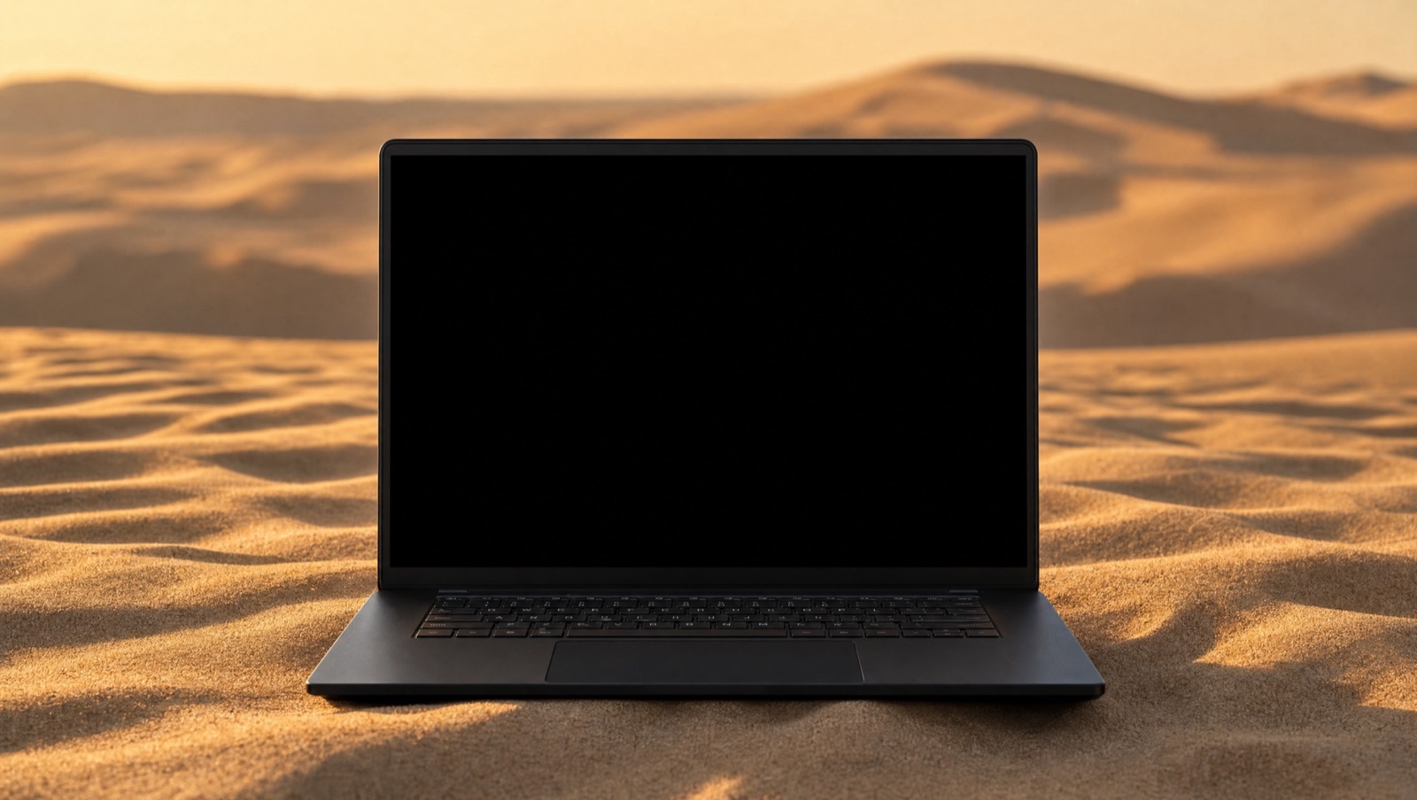 Laptop na pustyni prezentujący realizacje SZTOS